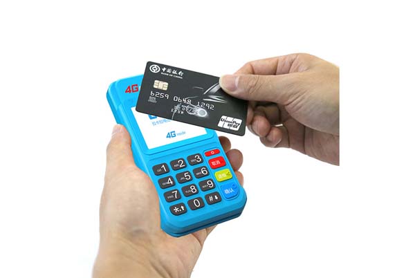 pos机插卡与刷卡的费率（pos刷卡和插卡消费）